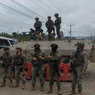 Militares arribaron a los exteriores de la cárcel de Esmeraldas para reforzar la seguridad tras el anuncio de intento de amotinamiento.