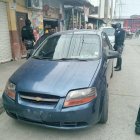 El carro abandonado en el sector La Puntilla es revisado por los agentes.