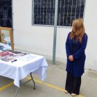 La policía presentó a la sospechosa arrestada, el carro y las evidencias decomisadas.