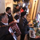 Algunas familias contratan  músicos y llevan serenatas a sus seres queridos. Tocan canciones religiosas, pero también la música que le gustaba al muerto.