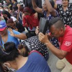 Familiares de presos oran de rodillas afuera de la 'Peni'