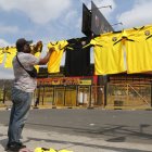 Javier Castro y sus camisetas, el vendedor estaba en pleno feriado esperando a los hinchas de Barcelona.