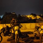 Un hombre se salvó de ser asesinado. Los sicarios al huir dispararon vehículo policial y chocaron con un camión.