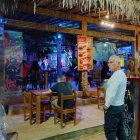 Unos locales de diversión nocturna en Montañita lucían vacíos.