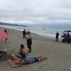 Agentes policiales estuvieron vigilando a los turistas en las playas.