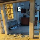 Dos puertas de ingreso a la dependencia de Distrito Policial quedaron con daños.