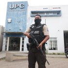 Los uniformados están siendo dotados con armas largas.