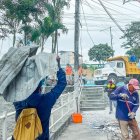 Así quedó el exterior del Municipio de Durán tras la explosión.