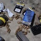 En las incursiones policiales hallaron una granada de mano y municiones.