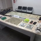 Estos son las evidencias encontradas en poder de los detenidos. Dinero, máscaras, droga y una escopeta.