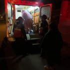 Bomberos de Tisaleo trasladaron al hombre encontrado con heridas de arma blanca.