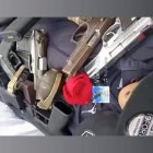 Entre las armas, también le colocaron unas granadas al muerto.