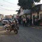 Agentes policiales llegaron a la zona para indagar el crimen y retirar el cadáver.