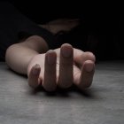 Una mujer fue asesinada. Su hermano es sospechoso del crimen.