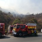 Para combatir las llamas en el Cerro Azul, unidades bomberiles permanecieron en la vía Perimetral.