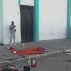 Con resignación frente al cuerpo de su hijo Arturo Manased, asesinado a bala.