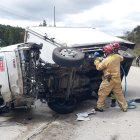 Siete heridos deja choque de camioneta y camión en una vía azuaya