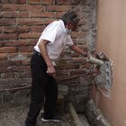 Los ladrones rompieron la pared de la casa de Miguel para llevarse el aparato. Presume que fue en la madrugada.