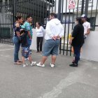 Familiares de la víctima esperaban retirar el cuerpo para los funerales.