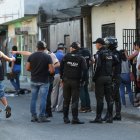 El cuerpo de Kevin Sánchez quedó sobre la vereda. Intentó escapar de sus asesinos.