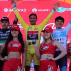 El tricolor Santiago Montenegro (d) se subió al podio al alcanzar el tercer lugar en la general de la Vuelta a Guatemala.