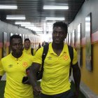 Roberto La Tuka Ordóñez, saliendo feliz del estadio Monumental.