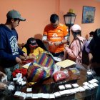 Los aficionados aprovecharon el feriado para armar fundas con picadillo, cintas de papel y globos para ser utilizados en la gran final.