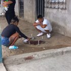 Allegados de la mujer asesinada, de 32 años, prendieron velas en el sitio donde falleció.