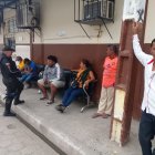 Los familiares recibieron la noticia afuera del hospital, en Salitre.