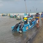 En la lancha que los rescató intentaron reanimar, pero no reaccionó.