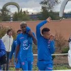 En la previa de la práctica, Byron Castillo estuvo atento a su celular.