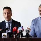 Pablo Milad (d), presidente de la Asociación Nacional de Fútbol Profesional de Chile, adelantó que seguirán con las acciones legales con el abogado Eduardo Carlezzo (i).