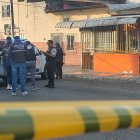 Gino Albán, de 33 años, fue baleado al pie de su vivienda en el suroeste de Guayaquil. Diez indicios fueron levantados del sitio.