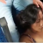 La mujer tuvo que ser asistida por el chofer y los pasajeros.