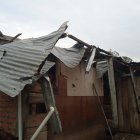 Explosión de tubería a agua potable afectó una vivienda y un vehículo el norte de Cuenca