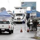 Militares realizan operativos en las afueras del recinto carcelario.