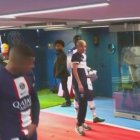 El delantero francés se tomó los genitales cuando se dirigía al vestuario del Parque de los Príncipes.