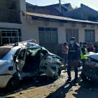 La víctimas mortales son dos jóvenes que se movilizaban en el auto y habrían fallecido instantáneamente tras el violento impacto.