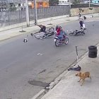 Hasta el casco se le salió a Simpson. La pareja iba sin protección en sus ‘mates’.