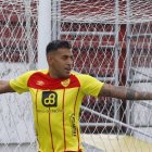 "Salís campeón y te roban el celular los mismos hinchas", publicó el mediocampista en sus historias de Instagram.