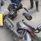 La víctima, su moto y el envase para recolectar desperdicios quedaron tirados.