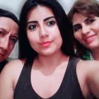 En la imagen está Juanita, en el centro, junto a sus papás.