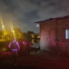 El cuerpo de William Zamora fue hallado  junto al estero. Policías llegaron al sitio.