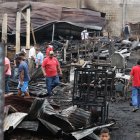 Trabajadores buscaban entre los escombros algún objeto que no haya sido contaminado.