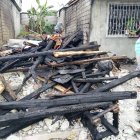 El adulto mayor vivía solo. Vecinos trataron de apagar el fuego lanzando agua en baldes y hasta en ollas