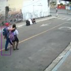 La jovencita hizo señas y alertó a las personas que pasaron junto a ella. El delincuente huyó.