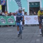 El ciclista Santiago Montenegro (i) y su celebración tras cruzar la meta en San Gabriel.