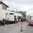 Afuera del CDP se mantiene una carpa militar y está vallado.