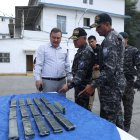 Las barras encontradas dentro del carro conducido por el trabajador de la Aduana.