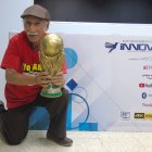 Don Pedro Carrera posó con la Copa del Mundo de EXTRA y su Smart TV, a través del cual gritará los goles de Ecuador.